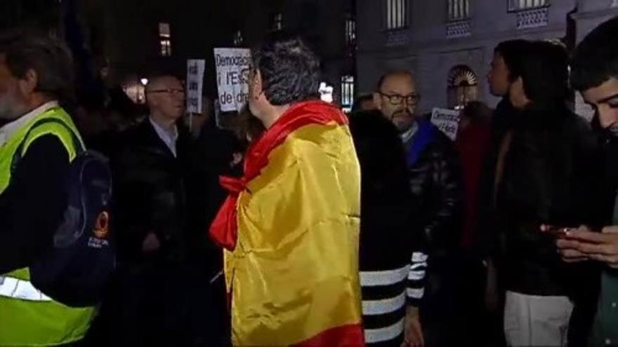 Los detractores del plan soberanista se concentran en la plaza de Sant Jaume de Barcelona