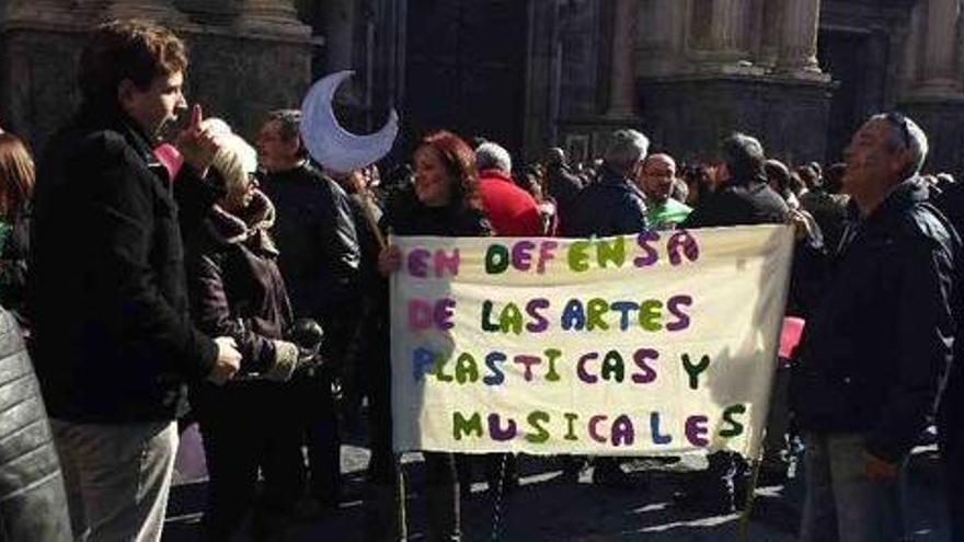 Participantes en la iniciativa portan una pancarta.