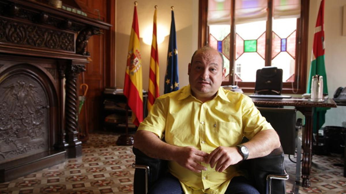 El alcalde de Viladecans Carles Ruiz, este lunes en su despacho oficial.