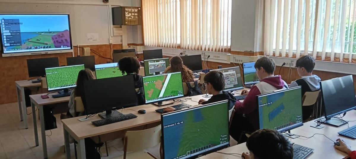 Unos estudiantes, durante una de las clases utilizando Minecraft