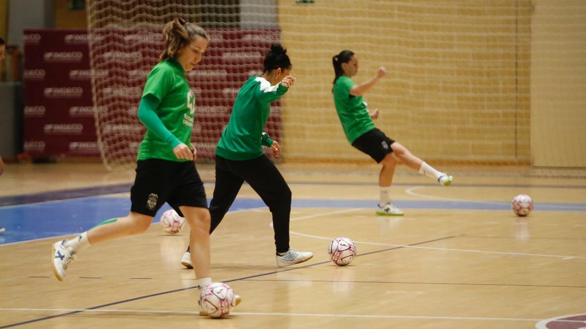 Inma Sojo, Rocío Gracia y María Uceda, en un entrenamiento del Deportivo Córdoba.