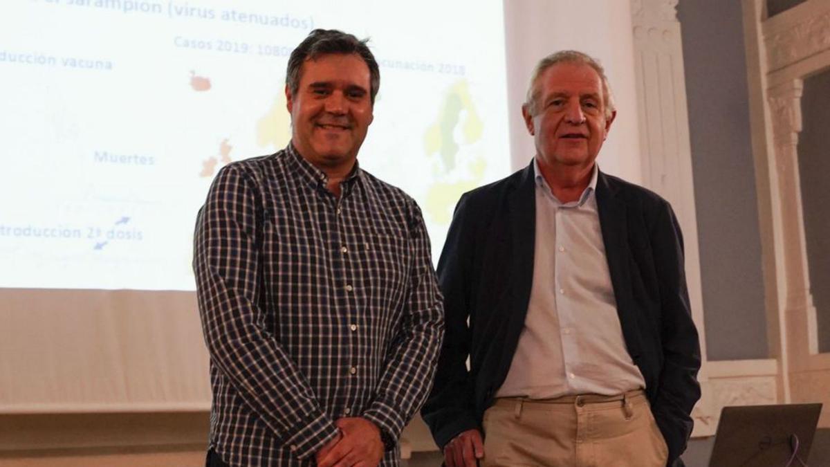 Juan Carlos Mayo y Evaristo Suárez, ayer, en el Antiguo Instituto. | Irene Sirgo