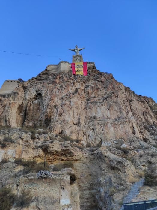 Simpatizantes de Vox cuelgan una pancarta en el Cristo de Monteagudo