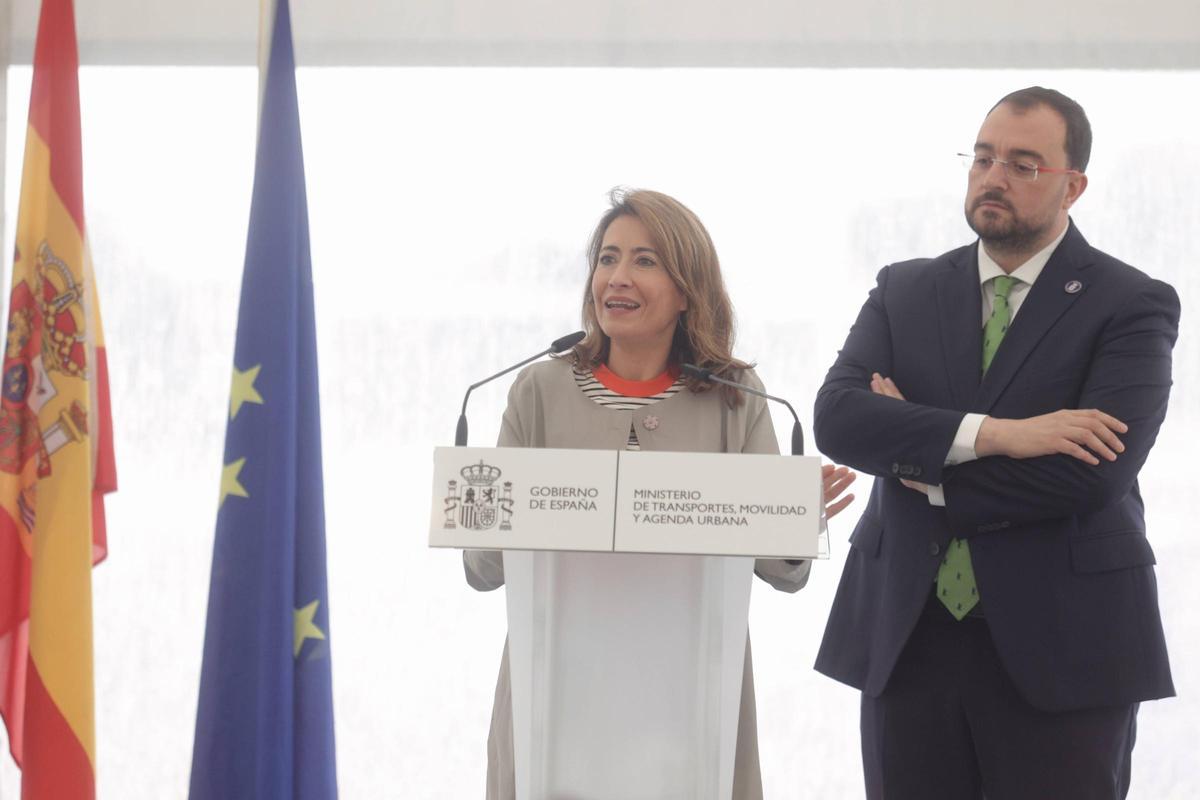 La ministra Raquel Sánchez, junto a adrián Barbón, durante el acto.
