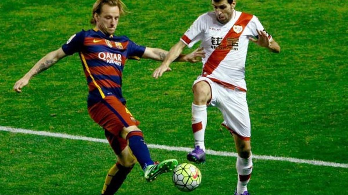 Ivan Rakitic y Roberto Trashorras disputan el balón en el Rayo-Barça