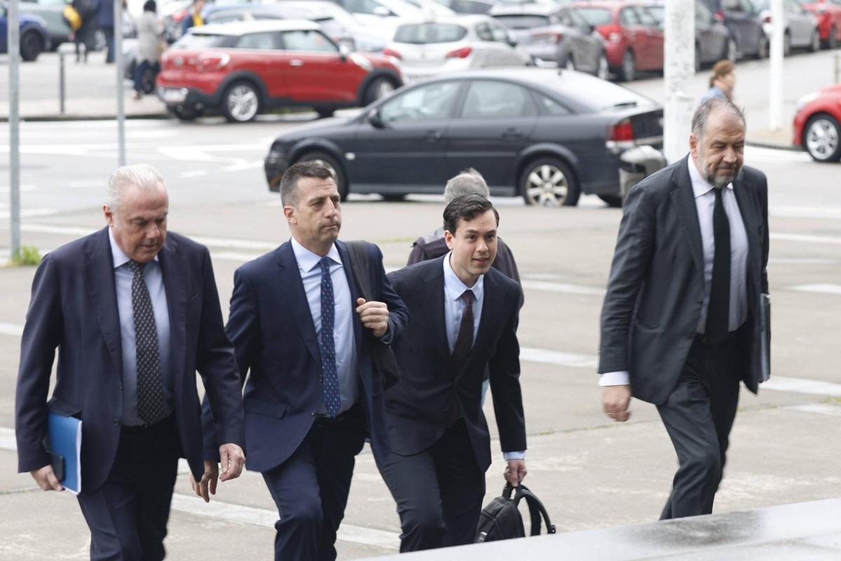De izquierda a derecha: Josep Maymí, Ángel Ardura, Daniel Arteta y Víctor M. Fernández, representantes del despacho Lexaudit, ayer, a su llegada al Palacio de Justicia de Gijón.