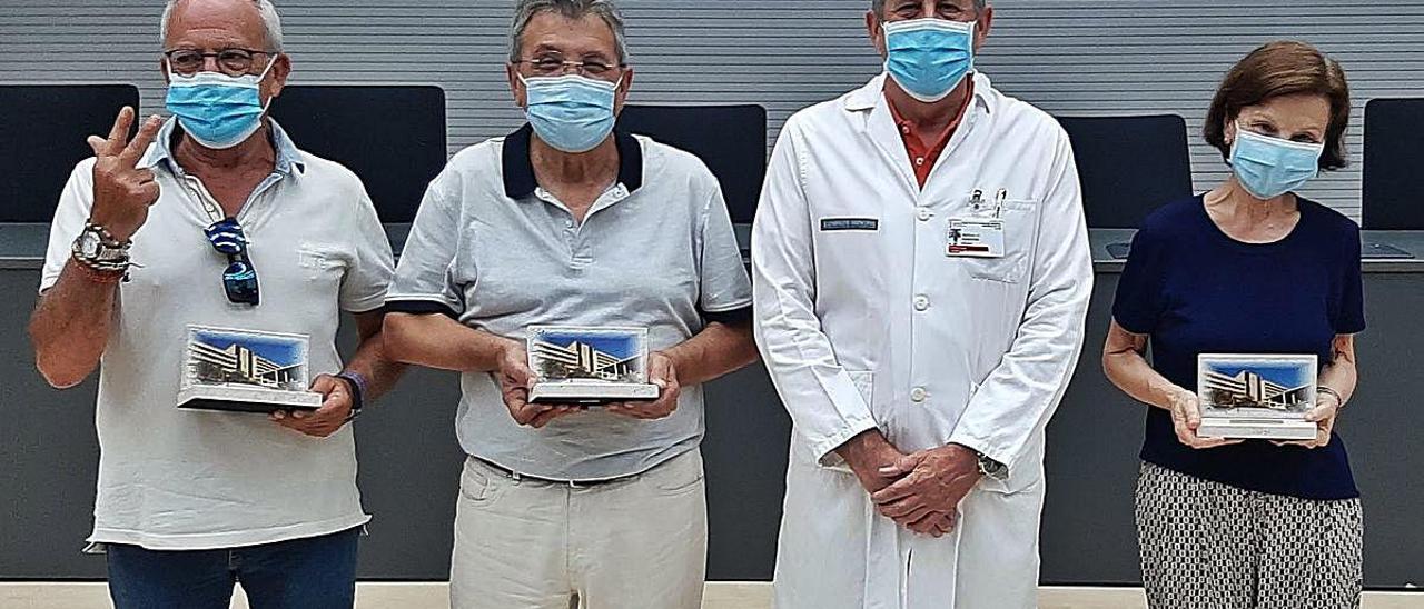 El médico y los dos enfermeros jubilados que se reincorporaron, junto al gerente del hospital