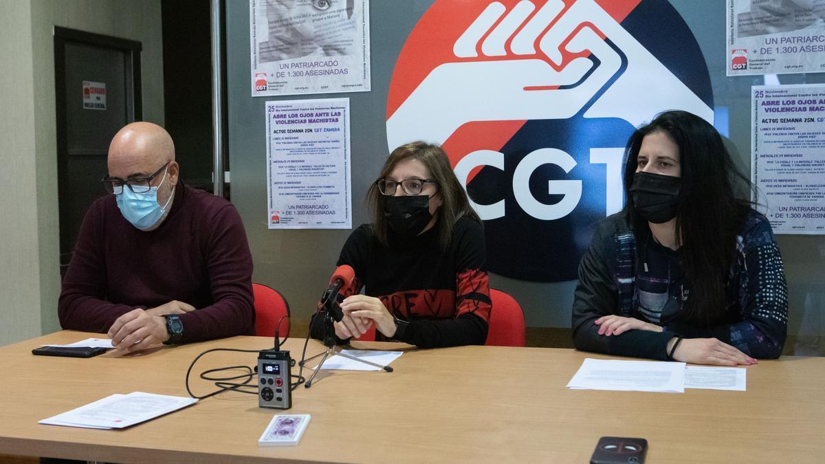 Eduardo Rivas, Alba Tobal y Lara Morín, en la sede de CGT