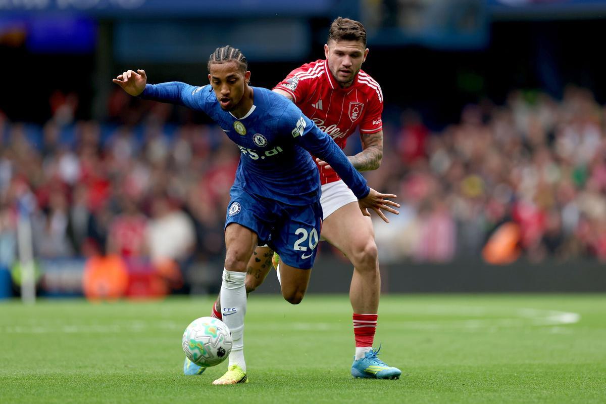 LONDON (United Kingdom), 04/05/2026.- Joao Pedro (L) of Chelsea in action against Morato of Forest during the English Premier League match Chelsea FC against Nottingham Forest, in London, Britain, 04 May 2026. (Reino Unido, Londres) EFE/EPA/ANDY RAIN EDITORIAL USE ONLY. No use with unauthorized audio, video, data, fixture lists, club/league logos, 'live' services or NFTs. Online in-match use limited to 120 images, no video emulation. No use in betting, games or single club/league/player publications