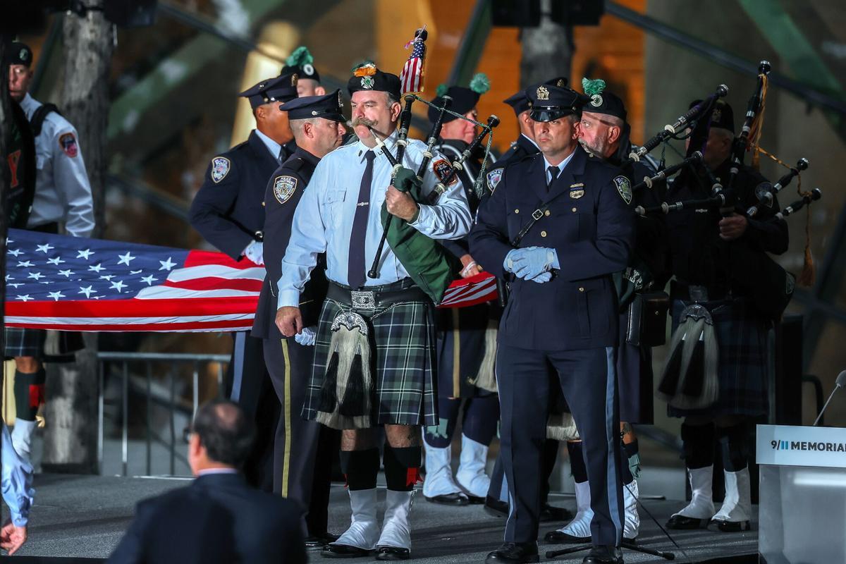 Miembros del Departamento de Policía de Nueva York (NYPD) ensayan antes de los actos conmemorativos