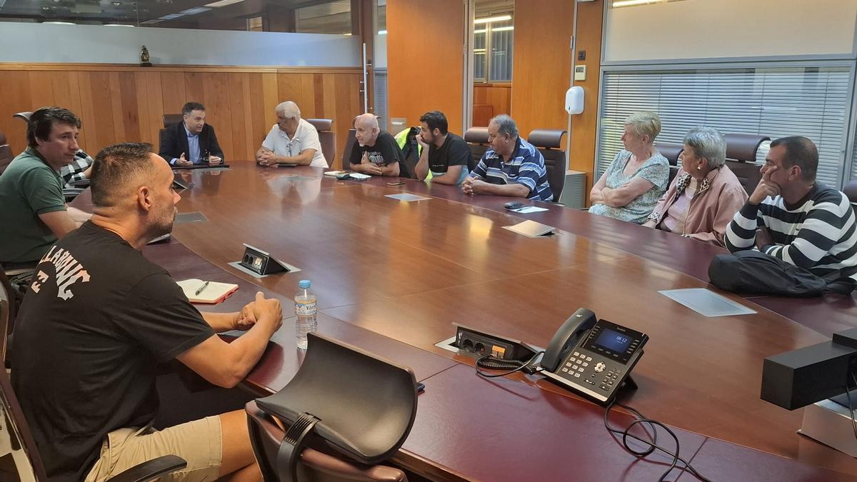 El concejal de Servicios Públicos, durante la reunión con representantes de vecinos de Anaga.