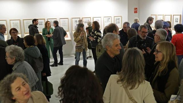 Visitantes de la muestra contemplan
una de las casi 50 obras del pintor.  // J. Lores
