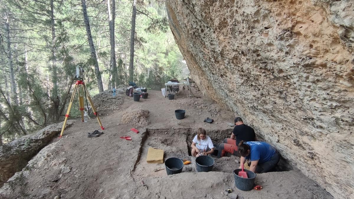 Investigadores señalan que el yacimiento de Les Coves Llongues, en Sorita del Maestrat, fue ocupado durante el Neolítico antiguo.