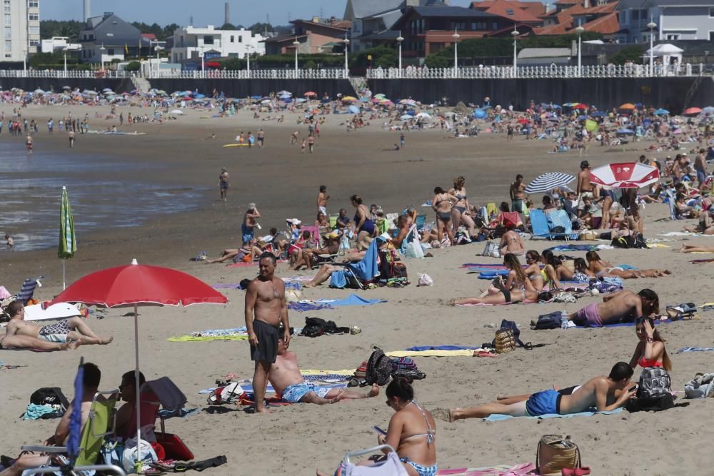 Domingo de calor y de atascos en Asturias