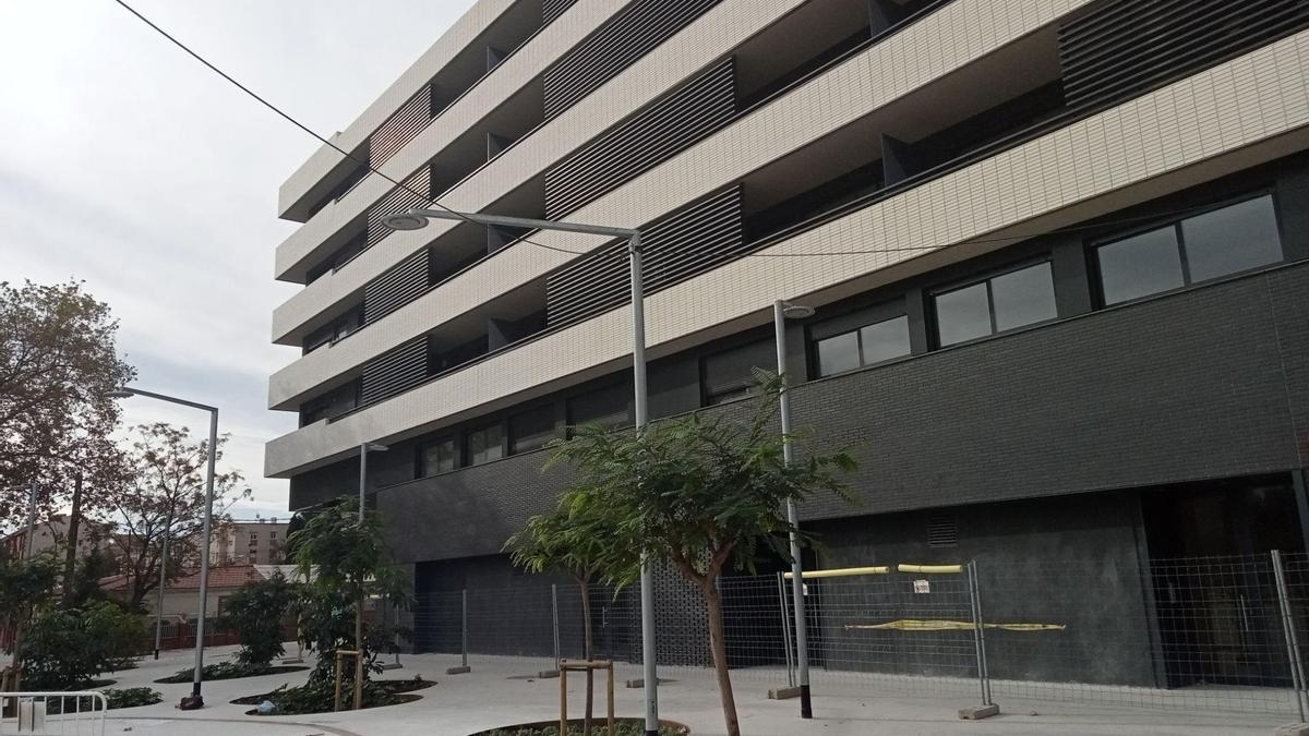 Un edificio de nueva construcción para realojar familias afectadas por la remodelación del barrio de las Cases Barates del Bon Pastor, en Barcelona.