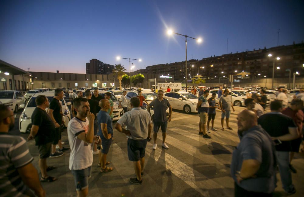 La huelga indefinida continúa: turistas cargados de maletas sin taxi en Alicante.