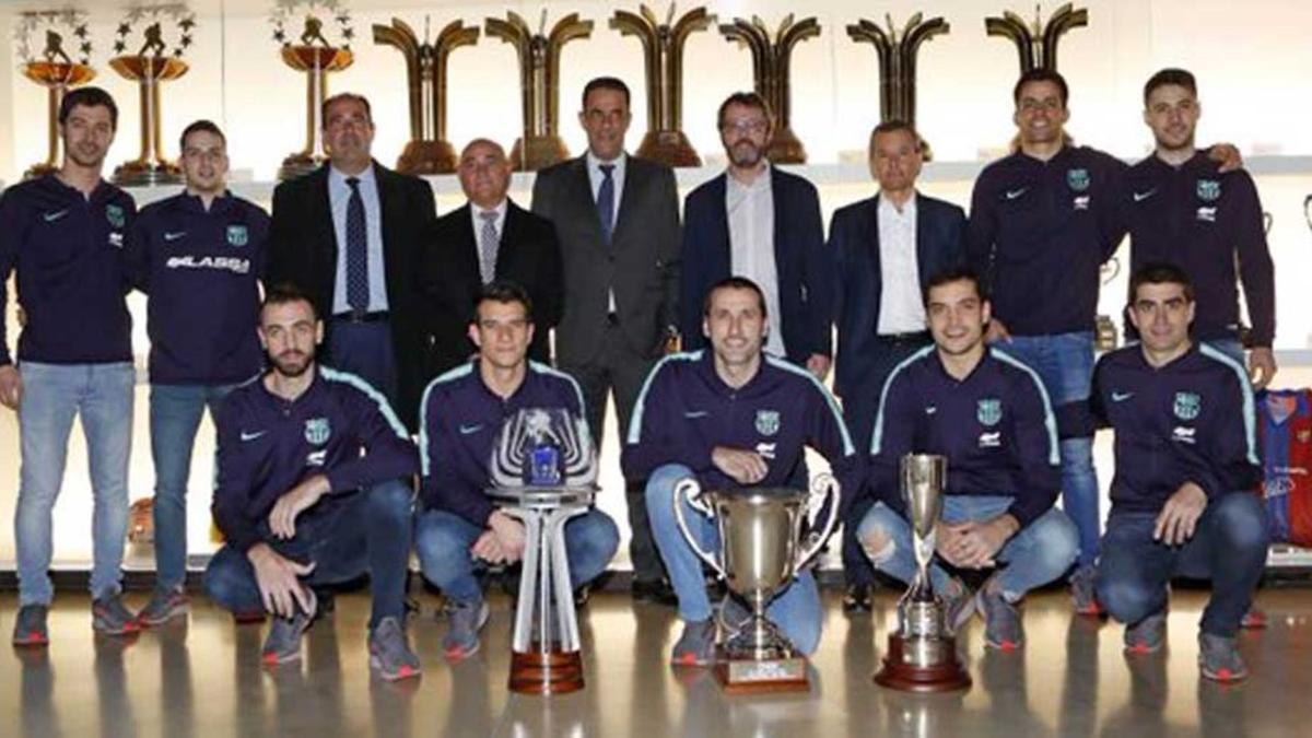 La sección de hockey al completo posó con las copas en el Museo