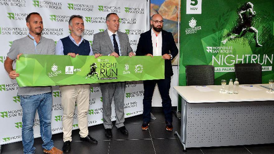 Daniel González, Ángel Víctor Torres, Sebastián Sansó y Aridany Romero con un cartel de la prueba.