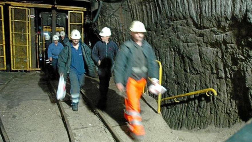 Treballadors al pou de Cabanasses, al costat de l&#039;elevador