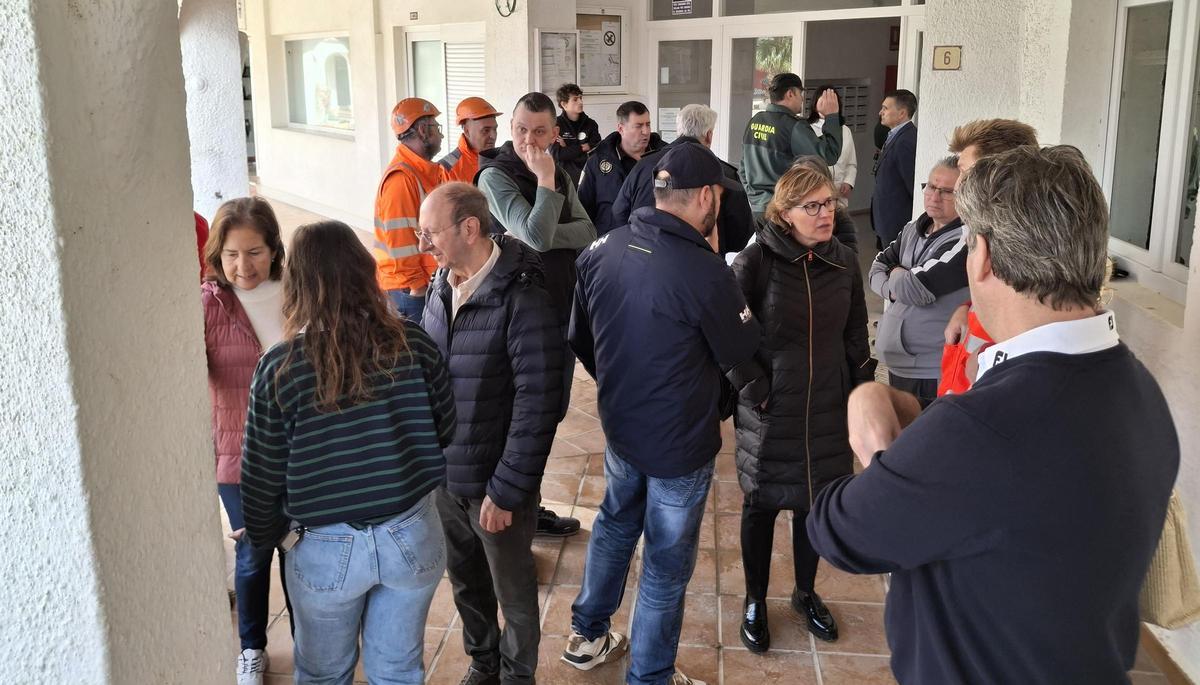 La alcaldesa habla con los vecinos desalojados
