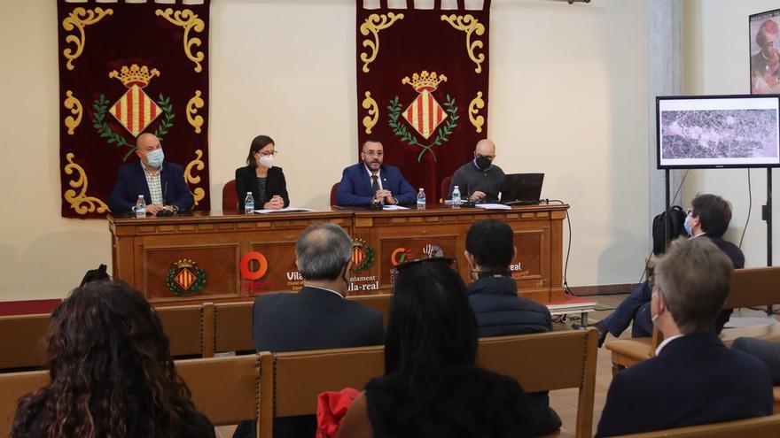 Obrer, Benlloch y Obiol han explicado a empresarios del polígono de la carretera de Onda de Vila-real las líneas generales del estudio de movilidad para este área industrial.