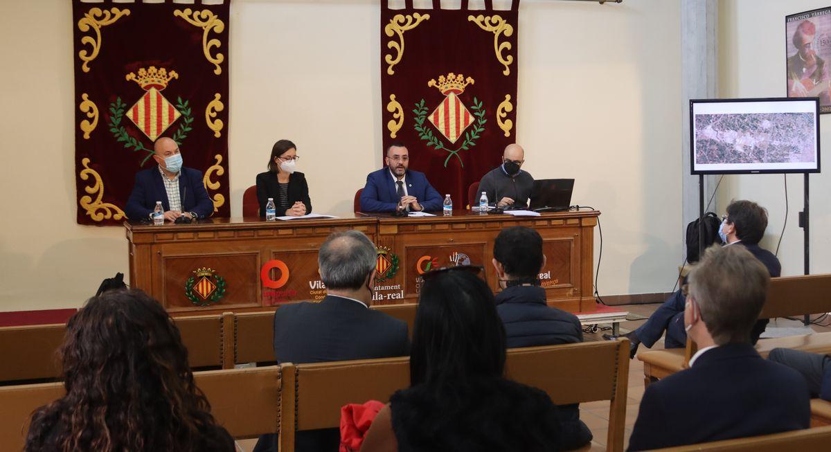 Obrer, Benlloch y Obiol han explicado a empresarios del polígono de la carretera de Onda de Vila-real las líneas generales del estudio de movilidad para este área industrial.