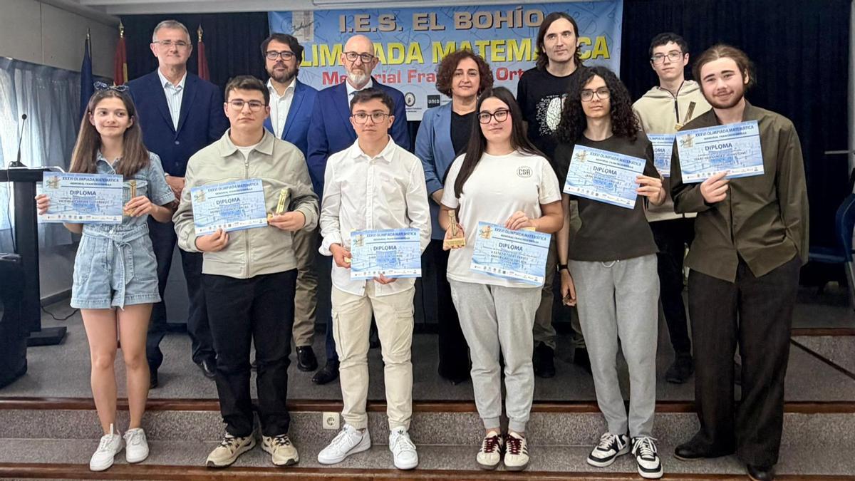 Los ganadores de la Olimpiada Matemática posan con su diploma.
