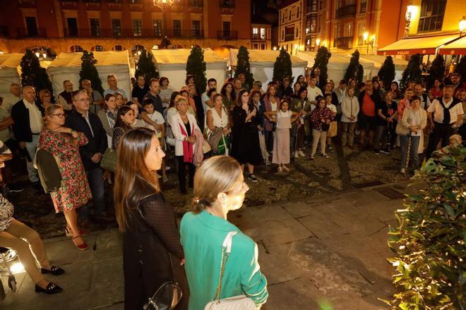 Lectura del manifiesto en la plaza Mayor de Gijón de las afectadas de cáncer de mama metastásico