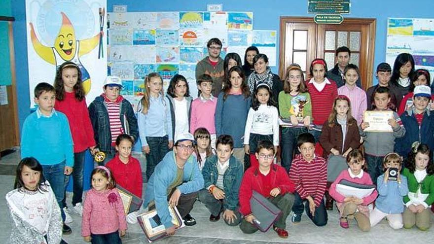 Algunos de los niños premiados en el Club Mecos.