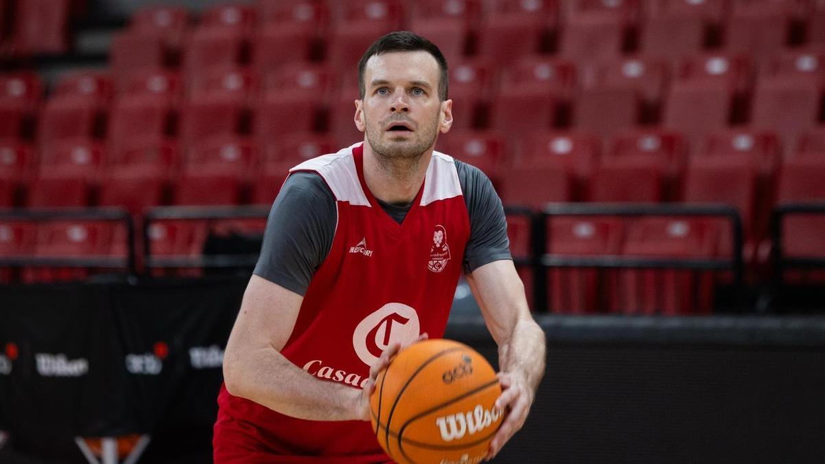 Tomas Dimsa, entrenando con el Casademont Zaragoza.