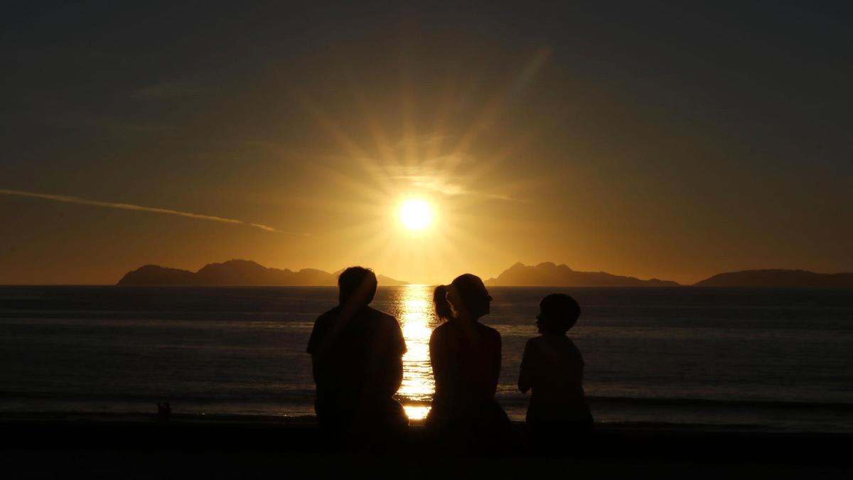 Puesta de sol en Samil: el sol se oculta en el canal que separa las islas Sur y de O Faro, del archipiélago de Cíes.