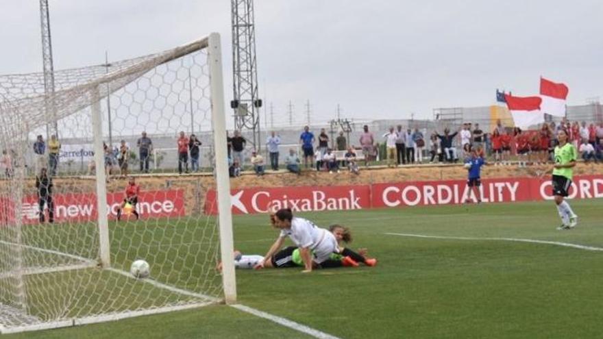 Imagen del primer tanto del Sevilla, esta mañana, en la Ciudad Deportiva, obra de Olga.