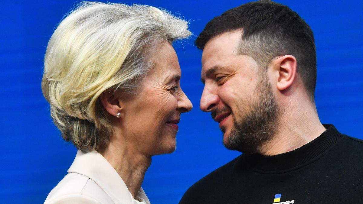 La presidenta de la Comisión Europea, Ursula von der Leyen, y el presidente de Ucrania, Volodymyr Zelensky, durante una conferencia de prensa al margen de una reunión especial del Consejo Europeo en Bruselas, Bélgica.