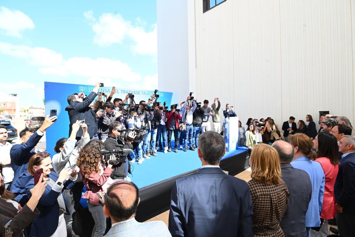 Acto en defensa del trasvase en Pilar de la Horadada con la presencia de los presidentes autonómicos de la Comunidad Valenciana y Murcia, convocado por los regantes Acto en defensa del trasvase en Pilar de la Horadada con la presencia de los presidentes autonómicos de la Comunidad Valenciana y Murcia, convocado por los regantes