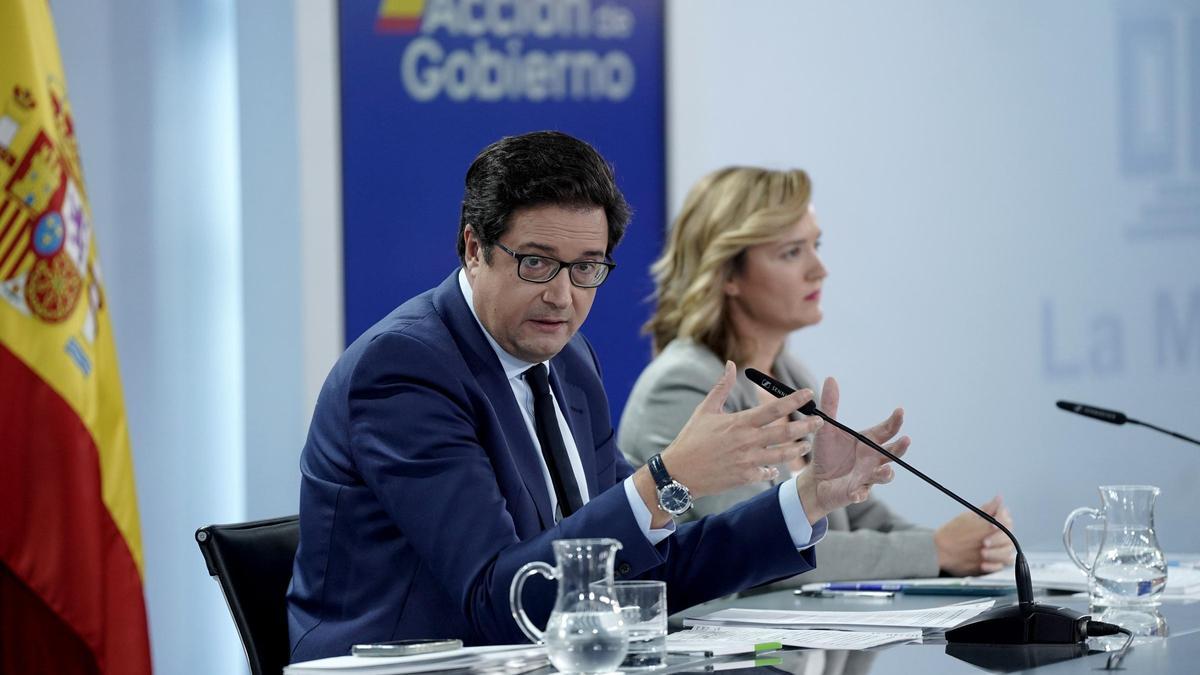 Óscar López y Pilar Alegría durante la rueda de prensa posterior al Consejo de MInistros.