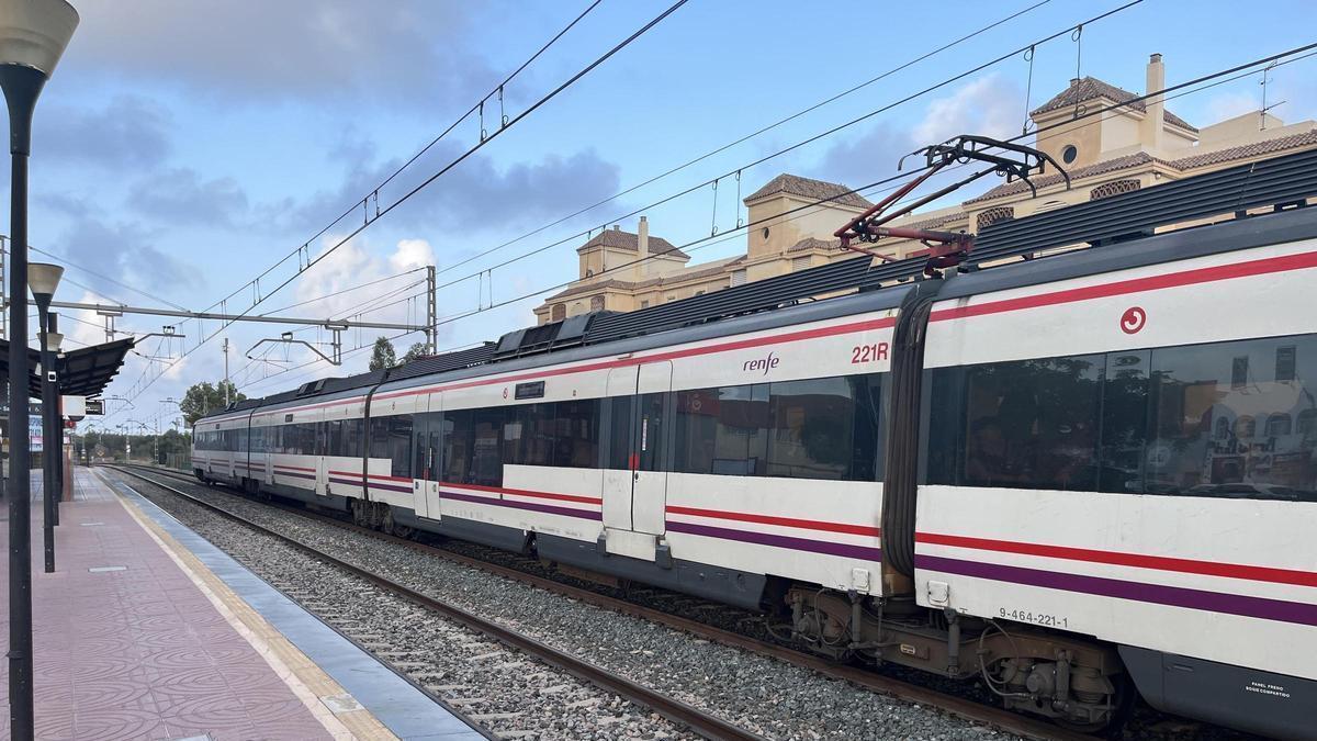 Archivo - Tren de Cercanías de Renfe en una parada en la provincia de Málaga.