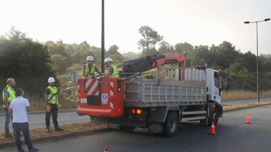 Un instante de los trabajos de colocación de los puntos de luz reutilizados.