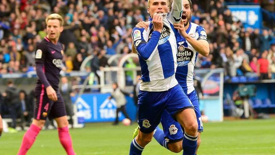 Álex Bergantiños celebra su gol al Barça de la temporada 2016-17, el último que marcó con el Deportivo antes de su cesión al Sporting.