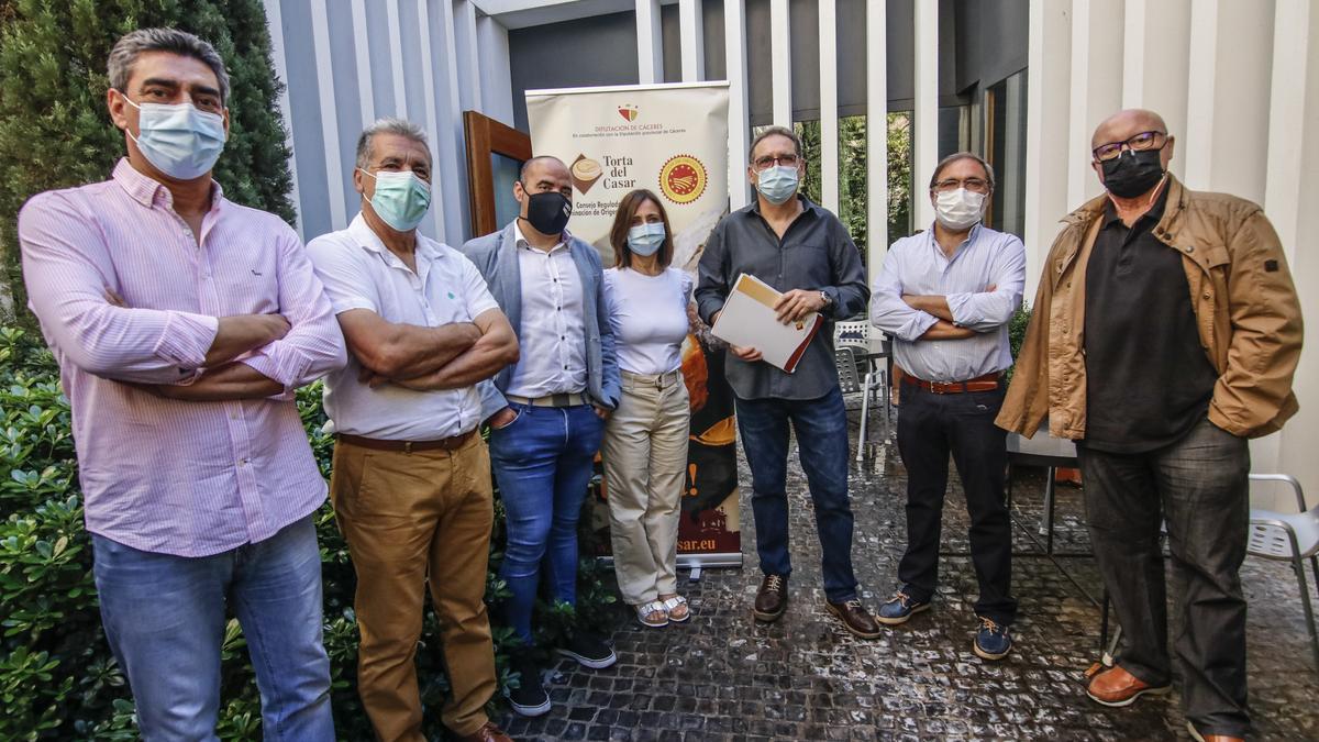 Técnicos y miembros del jurado de la vigésimo primera edición de la cata concurso de Torta del Casar.