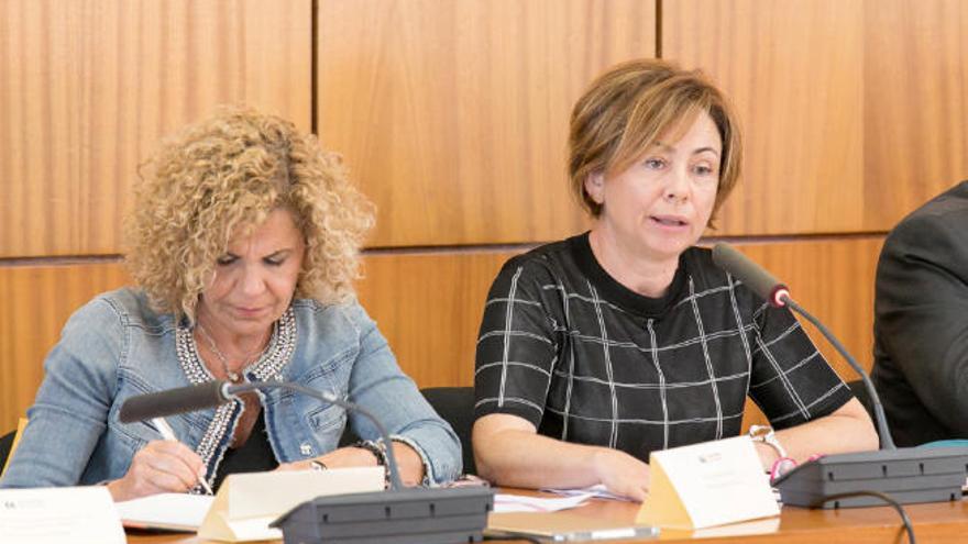 La rectora de la ULL, Rosi Aguilar (d.), junto a la secretaria general, Maria Elvira Afonso, durante el Consejo de Gobierno.