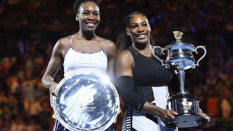 Venus y Serena Williams posan con sus trofeos tras la final.