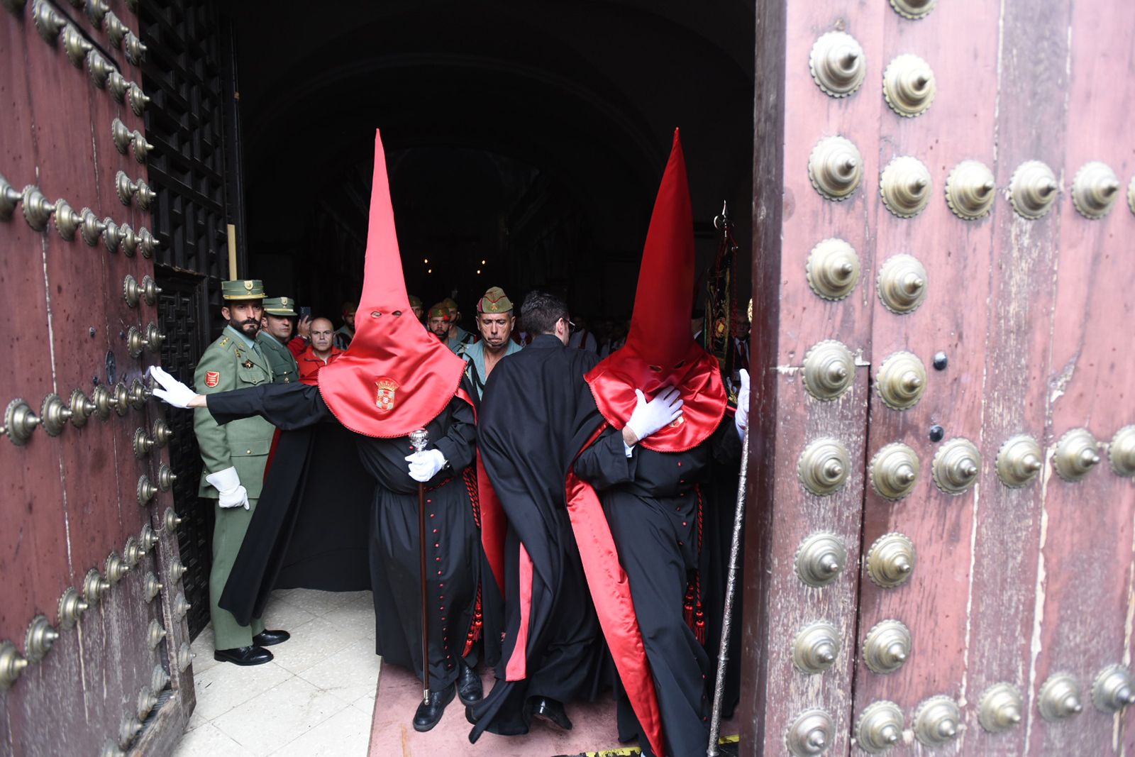 La Legión arropa al Cristo de la Caridad