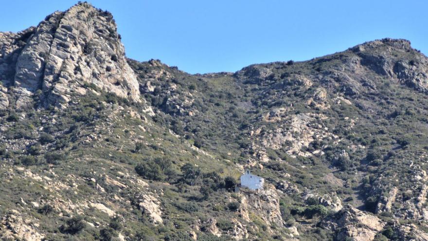 La capella blanca de Sant Onofre, epicentre de la serra de Verdera. | SANTI COLL