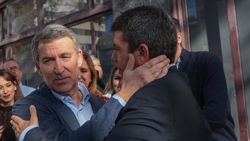 Carlos Mazón y Alberto Núñez Feijóo se despiden tras el acto celebrado este jueves en València.
