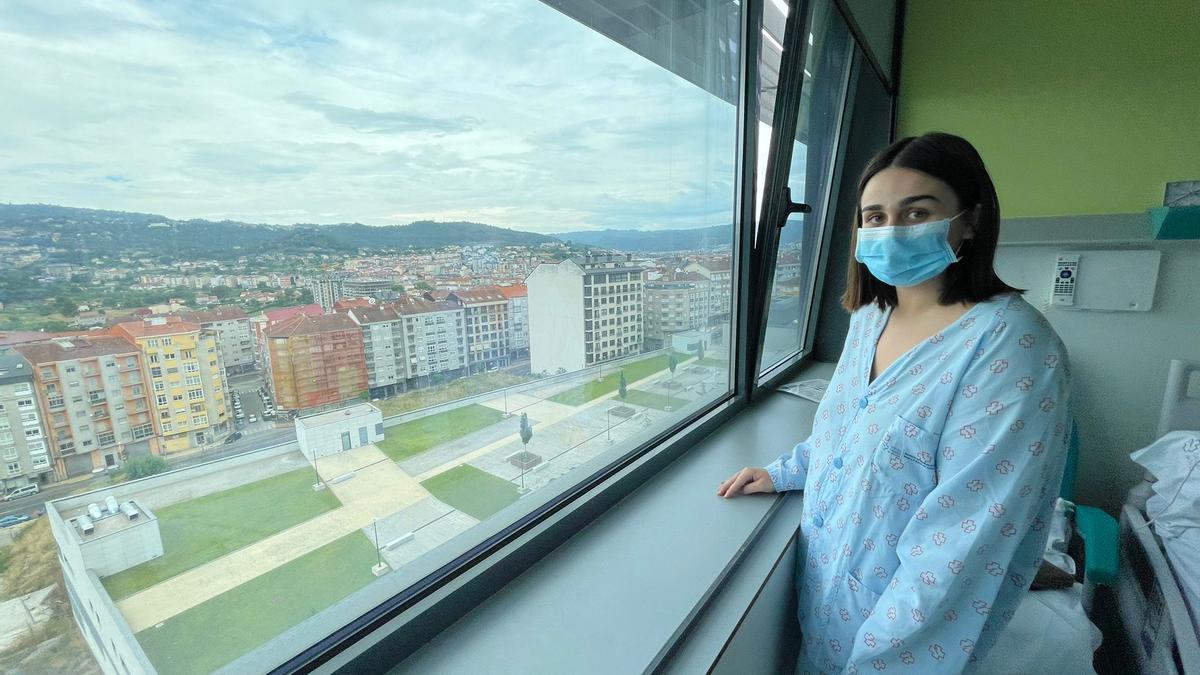 Andrea Blanco, en su habitación en el hospital ourensano. //FdV