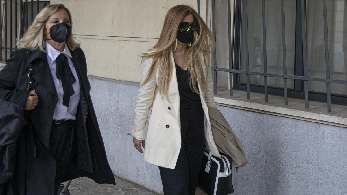 Juana Martín acudiendo a la Audiencia.