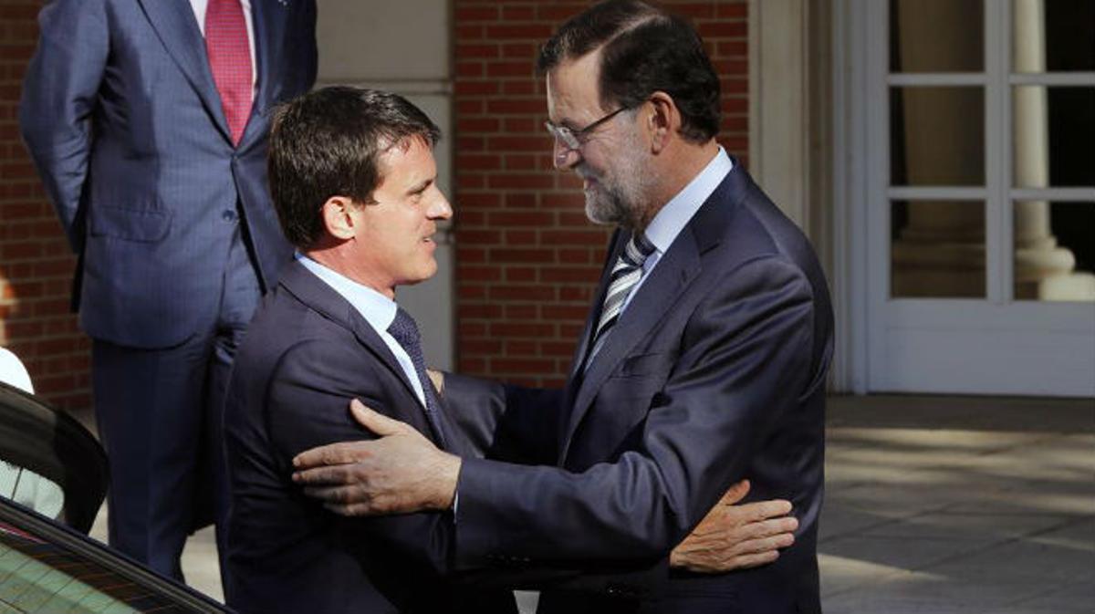 El presidente del Gobierno, Mariano Rajoy, recibe al primer ministro francés, Manuel Valls, en la puerta de la Moncloa.