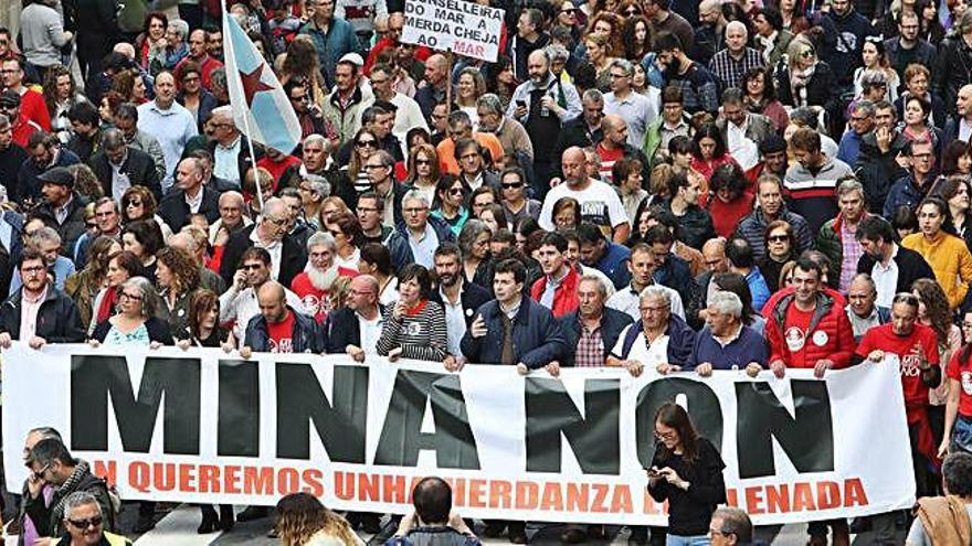Manifestación en contra de la mina el año pasado en Santiago.