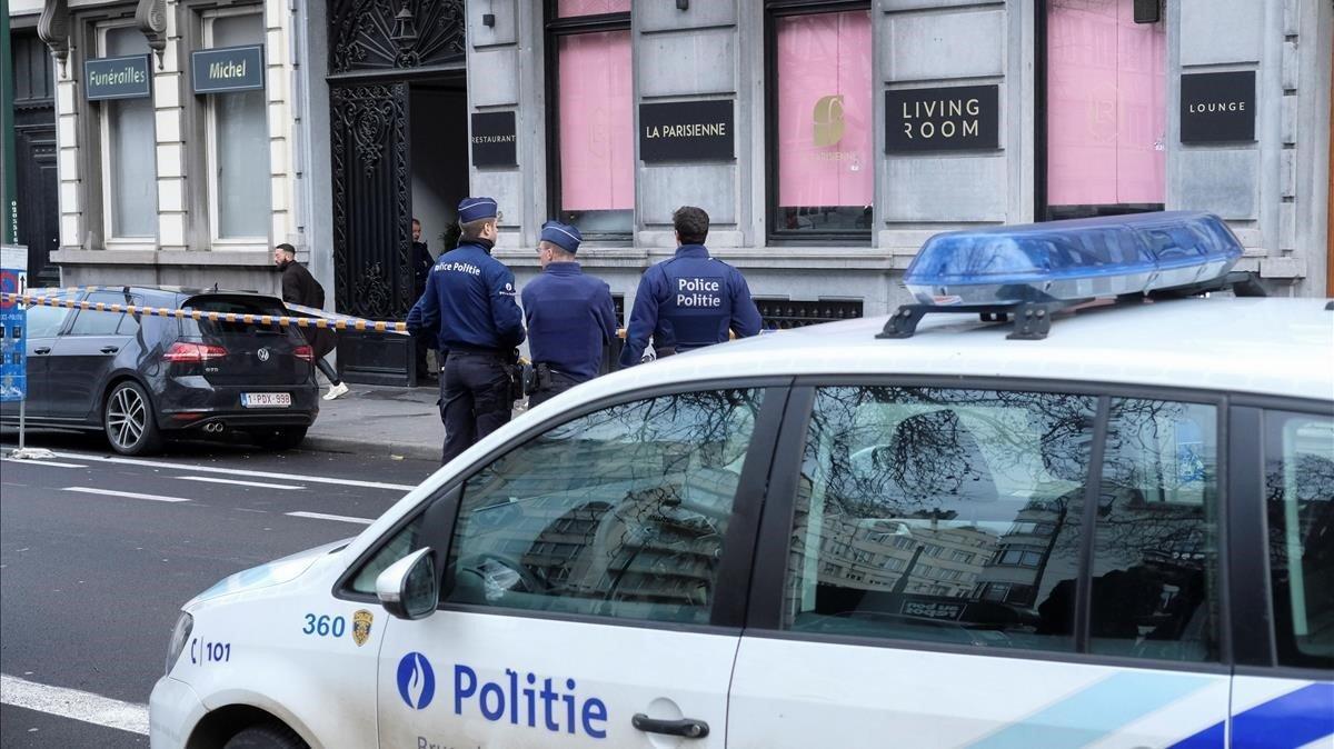 lainz46353998 epa07247409 policemen stand in front of restaurant la parisi181224171123
