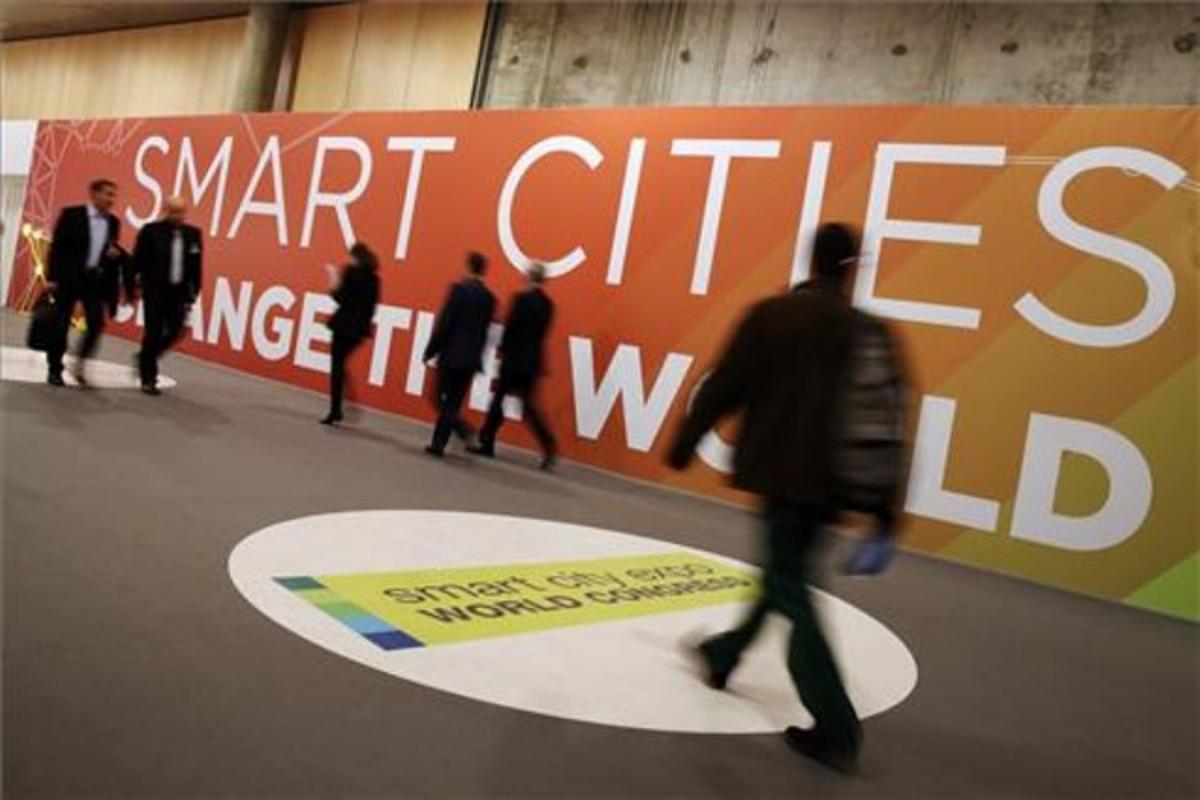 Visitants de l’Smart City Expo, inaugurada aquest dimarts a la Fira de Gran Via.